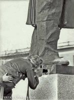 Oddělení sochy od podstavce v březnu 1990