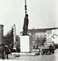 Příprava na demontáž sochy v březnu 1990