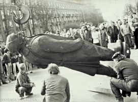 Demontáž sochy v březnu 1990